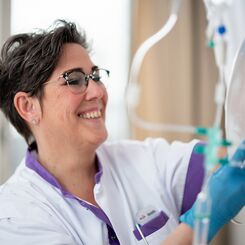 Oncologieverpleegkundige en palliatief verpleegkundige Annette Titiheru Nieuwenhuijze controleert de infuuszak